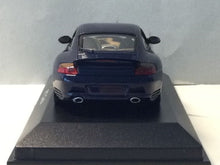 Lade das Bild in den Galerie-Viewer, Porsche 911 Turbo Händler Modell im Maßstab 1/43 dunkel blau in OVP Sockel beschriftet mit 911 turbo Limitiertes Modell für Werbezwecke Modell kommt neu in Originalverpackung/Acryl Schaukasten Vitrinen Showcase
