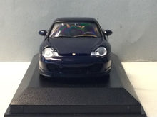 Lade das Bild in den Galerie-Viewer, Porsche 911 Turbo Händler Modell im Maßstab 1/43 dunkel blau in OVP Sockel beschriftet mit 911 turbo Limitiertes Modell für Werbezwecke Modell kommt neu in Originalverpackung/Acryl Schaukasten Vitrinen Showcase
