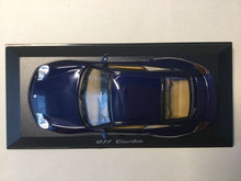 Lade das Bild in den Galerie-Viewer, Draufsicht Porsche 911 Turbo Händler Modell im Maßstab 1/43 dunkel blau in OVP Sockel beschriftet mit 911 turbo Limitiertes Modell für Werbezwecke Modell kommt neu in Originalverpackung/Acryl Schaukasten Vitrinen Showcase
