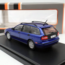 Lade das Bild in den Galerie-Viewer, VOLVO V40  Premium X   1/43 dunkelblau metallic  Modell 2001
