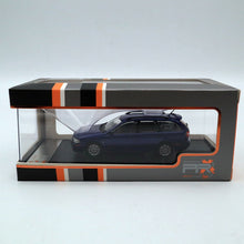 Lade das Bild in den Galerie-Viewer, VOLVO V40  Premium X   1/43 dunkelblau metallic  Modell 2001
